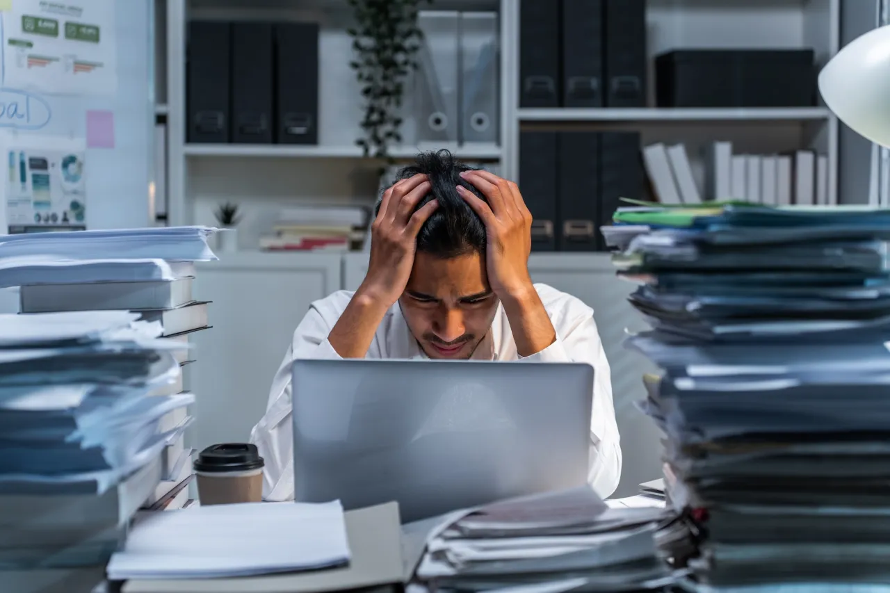 Osoba zastanawiająca się nad finansami po utracie pracy