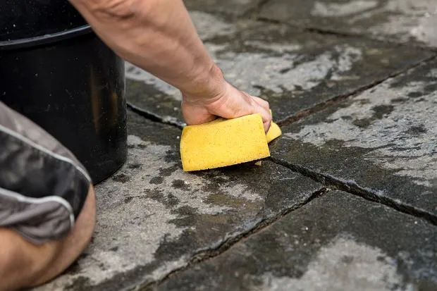 Zdjęcie Skuteczne sposoby na usunięcie oleju silnikowego z asfaltu bez śladów