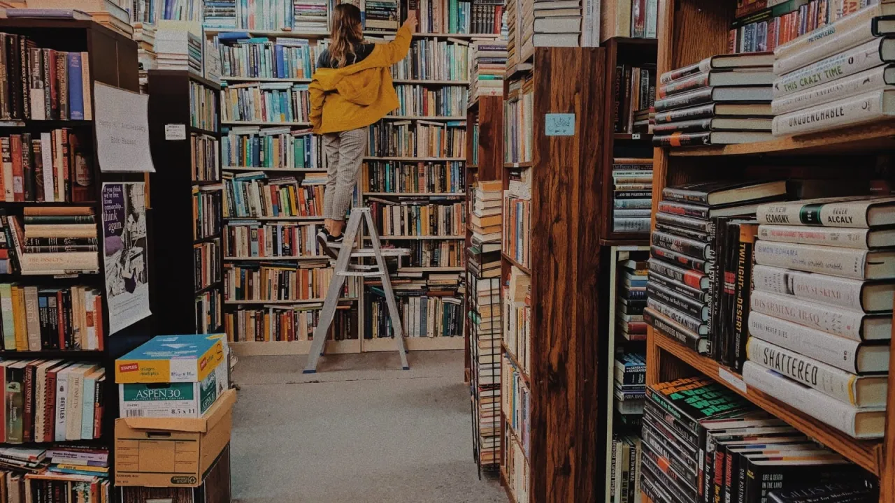 Antykwariat Szczecin wnętrze stare książki