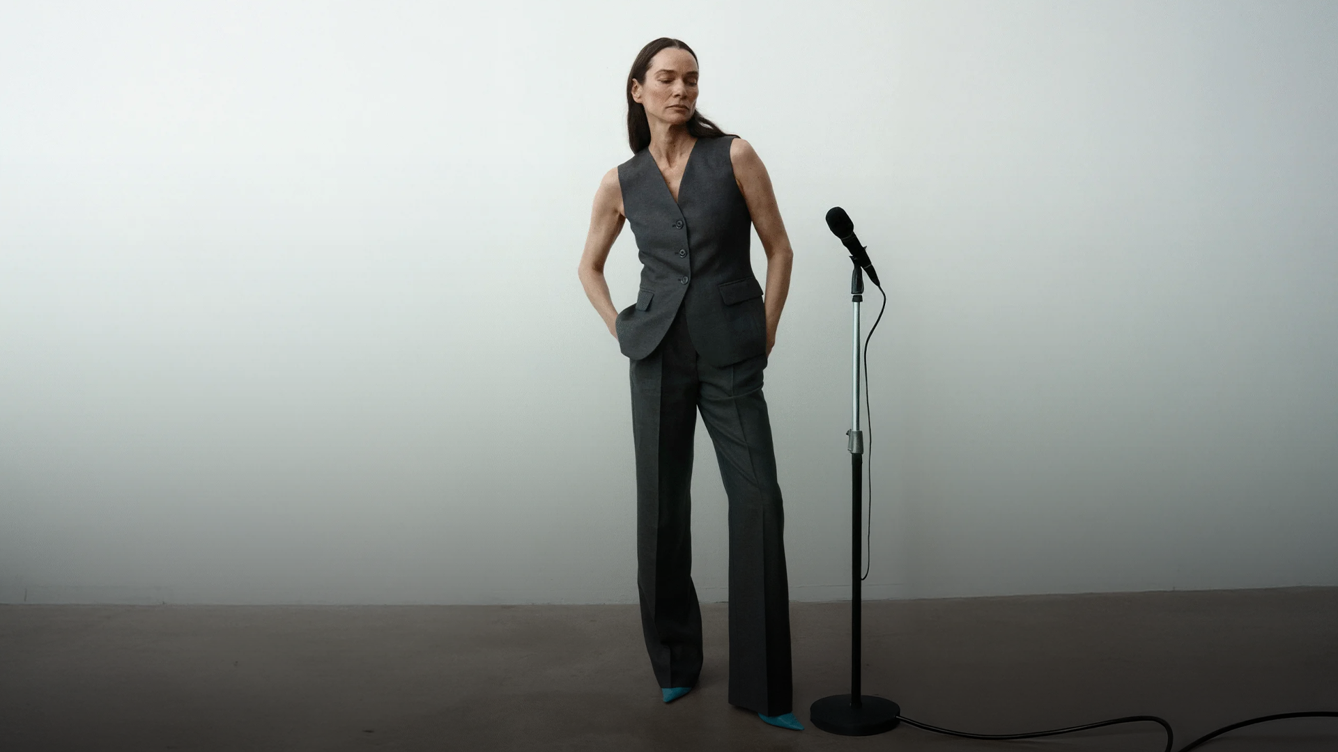 kobieta pewna siebie ubrana stylowo