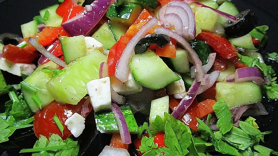 Tomaten-Gurken-Salat mit Feta und Oliven