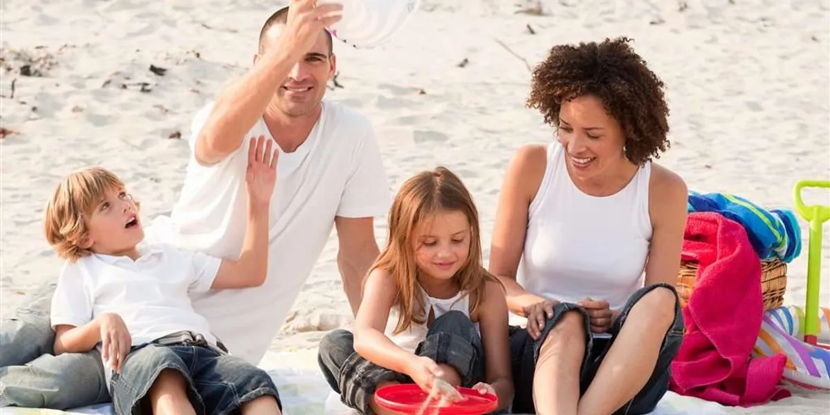 Rodzina na plaży w Polsce majówka
