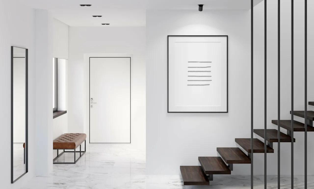 Duże lustro na ścianie w wąskim przedpokoju