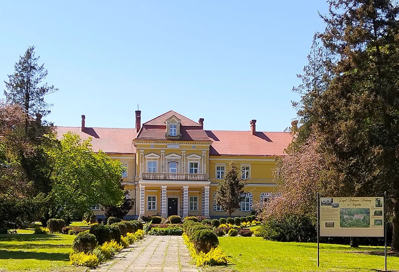 Dom Pomocy Społecznej Nowiny budynek z zewnątrz