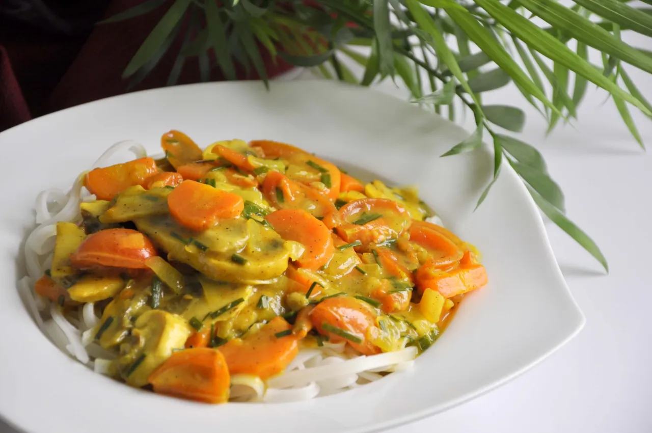 Kolorowe warzywa w sosie curry na makaronie ryżowym. Idealne, gdy zastanawiasz się, co na obiad dietetycznego.