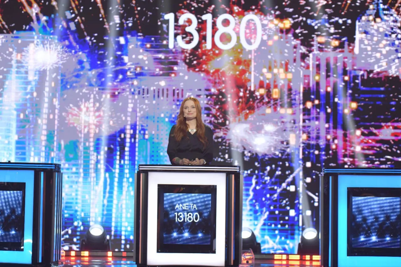Aneta z numerem 13180 na scenie programu 