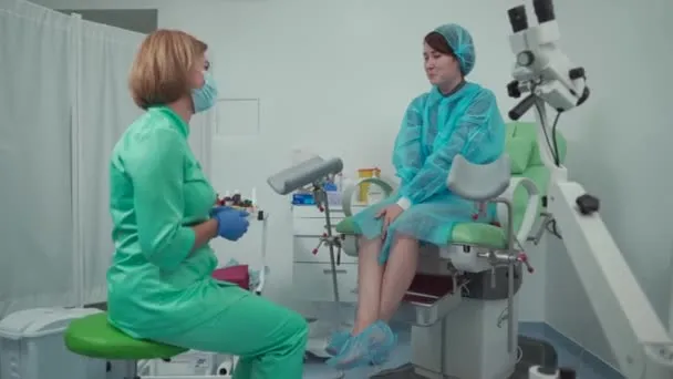 kobieta rozmawiająca z ginekologiem