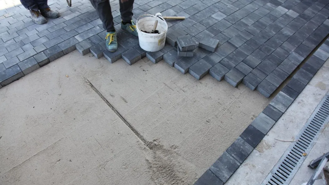 etapy budowy podjazdu z kostki brukowej