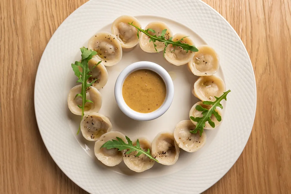 apetyczne pierogi podane na talerzu w restauracji