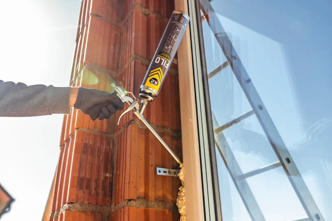 różnica pianka niskoprężna wysokoprężna montaż drzwi