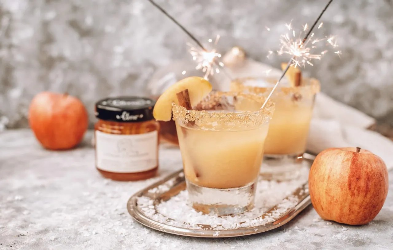 Whisky z sokiem jabłkowym i wodą gazowaną