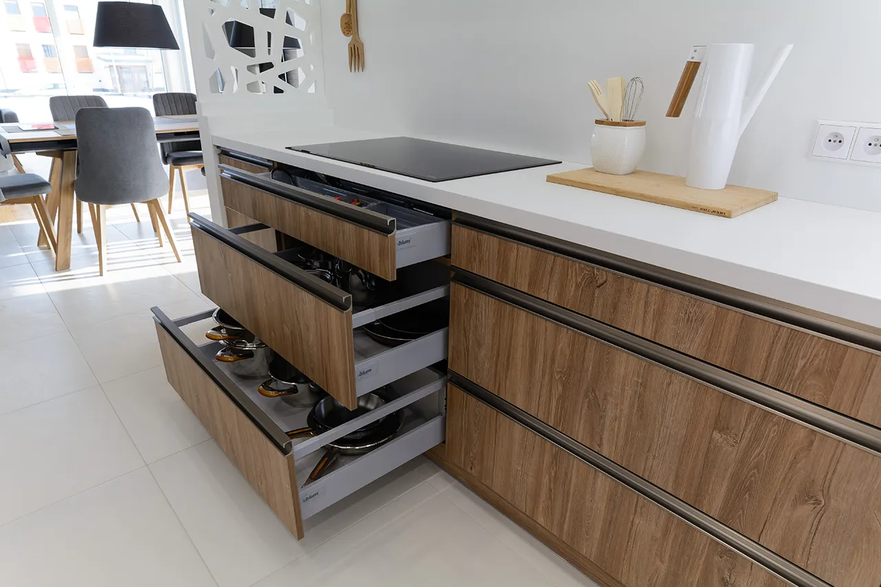 Fachowiec składający meble kuchenne