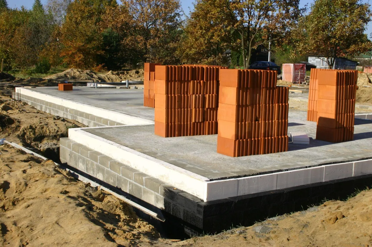 fundamenty na trudnym gruncie bloczki czy beton lany