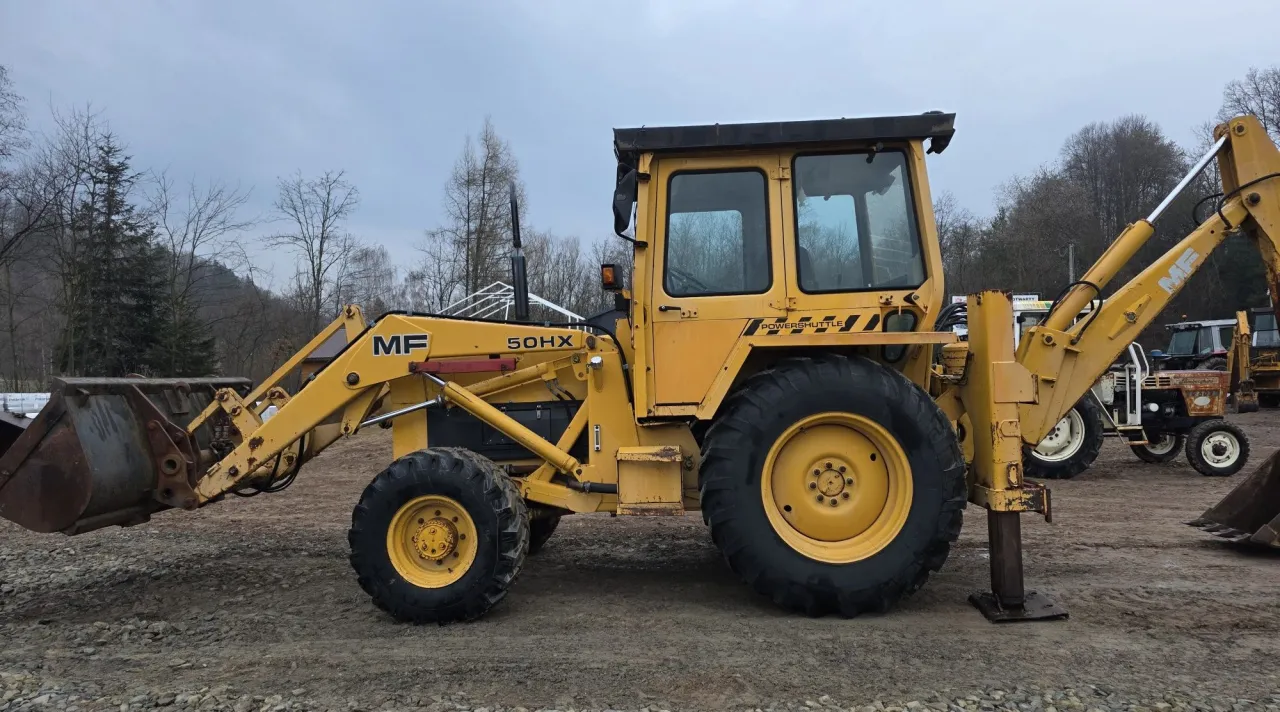 Ż&oacute;łta koparko ładowarka MF 50HX, idealna do prac budowlanych, w budżecie do 50 tys. zł.