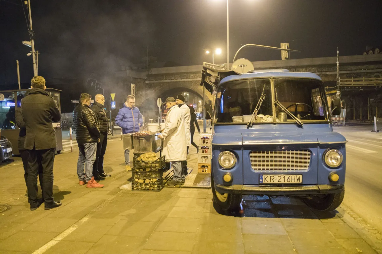 Kiełbaski z niebieskiej Nyski w Krakowie nocą