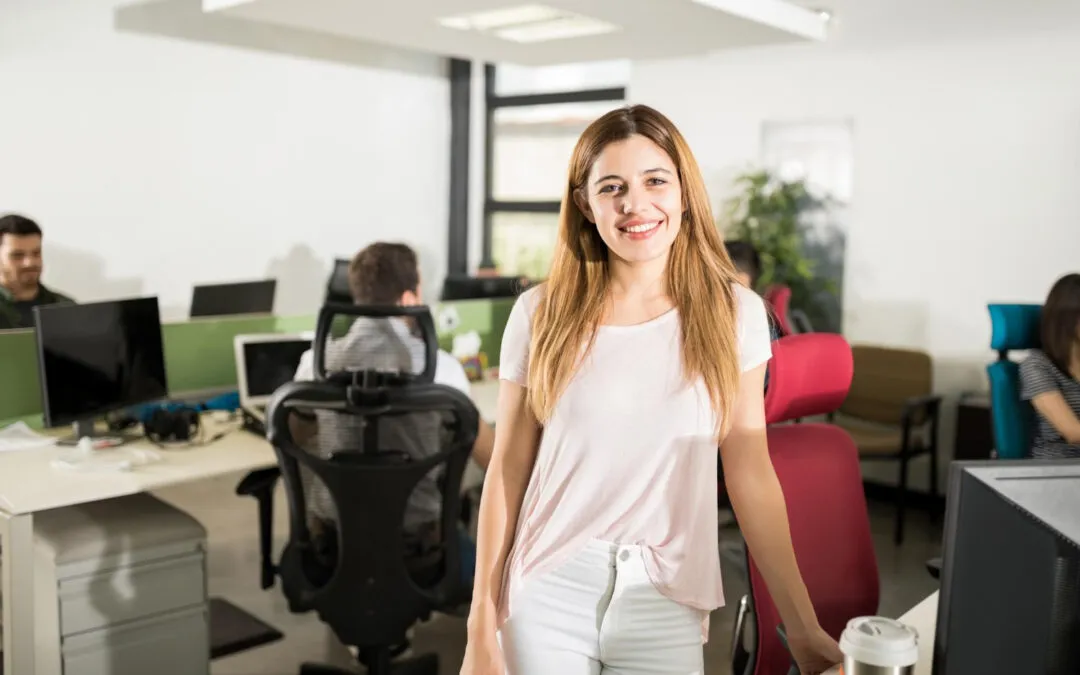 młoda osoba w biurze uczy się, rozwój kariery, stażysta