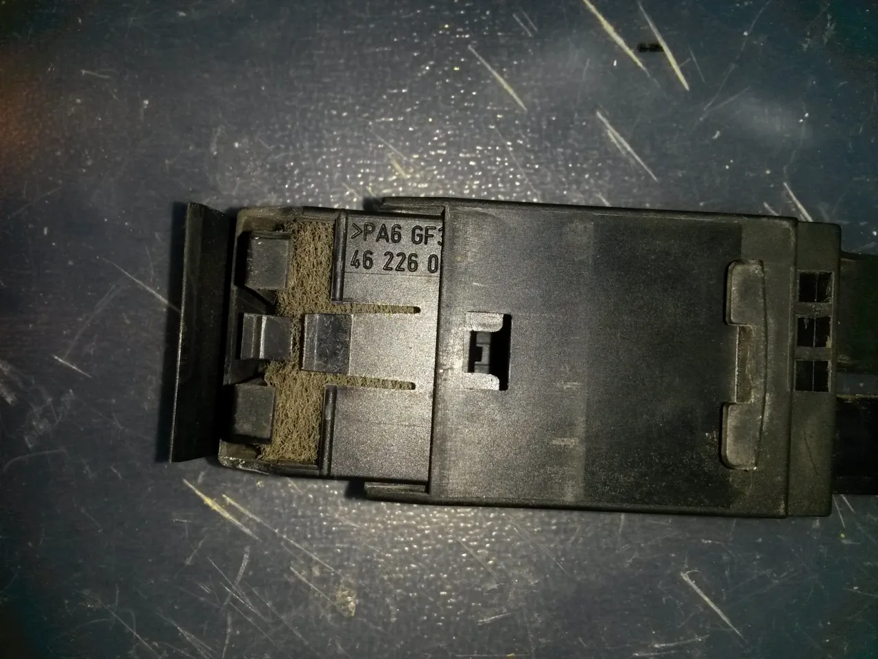 Czujnik AUC BMW, o numerze 46 226 0, z widocznym oznaczeniem >PA6 GF3.