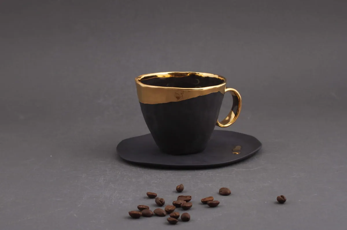 Filiżanka czarnej kawy i glukometr