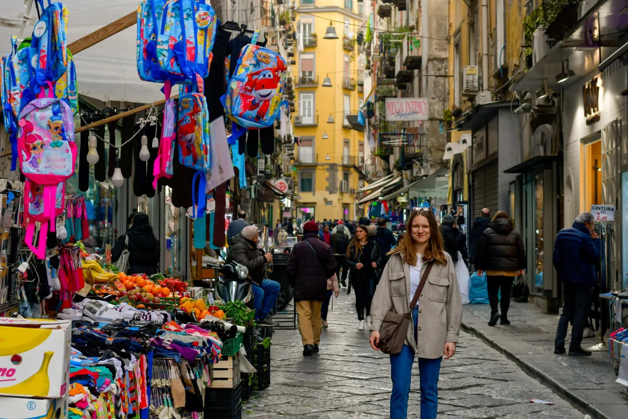 zatłoczone ulice Neapolu, turyści, kieszonkowcy