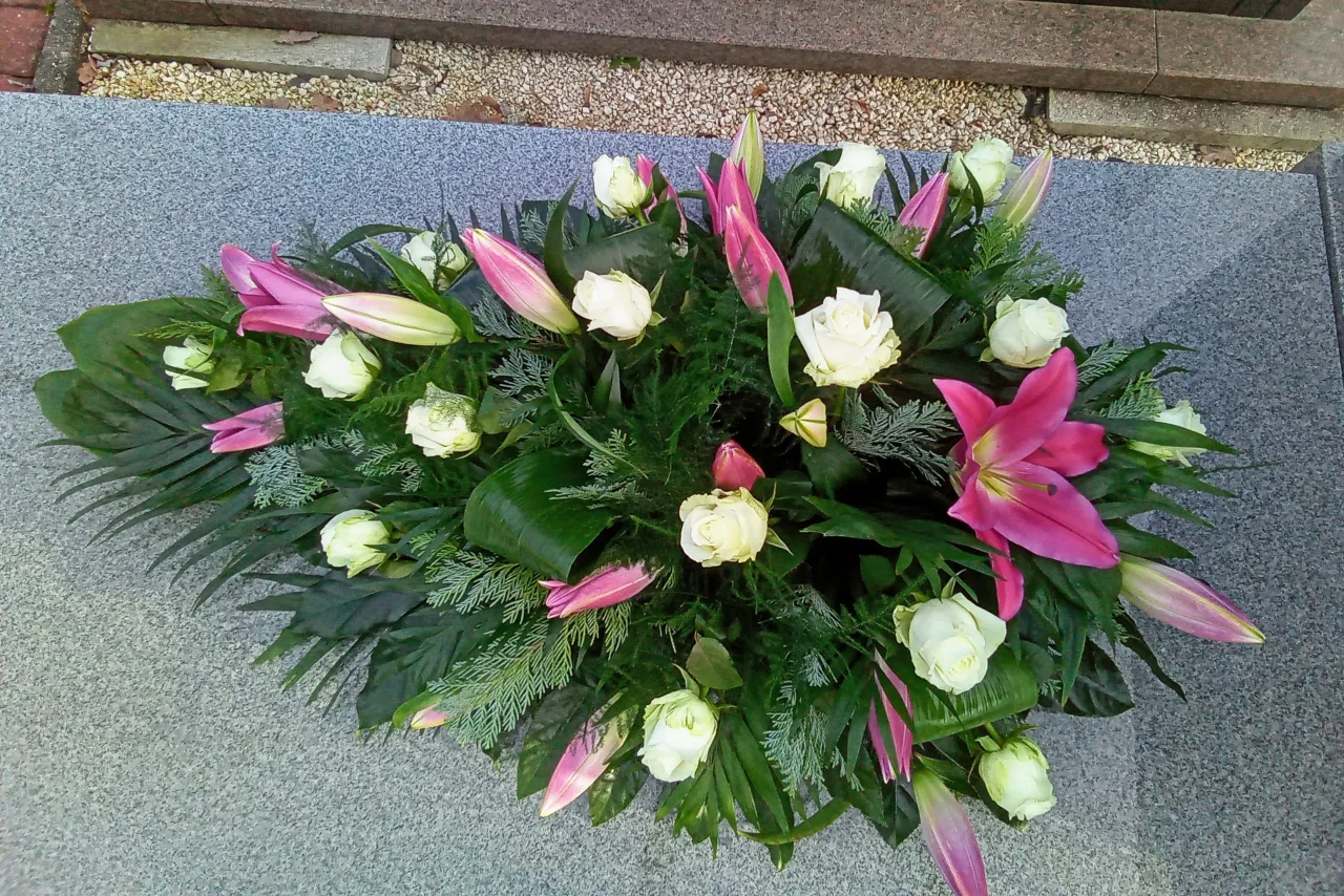 Wieniec pogrzebowy z lilii i r&oacute;ż