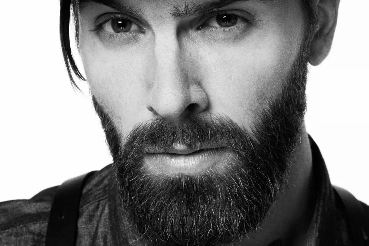 Jak wyznaczyć linię brody na policzku i szyi