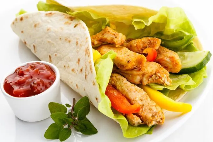 składniki kebaba osobno mięso warzywa sos pieczywo