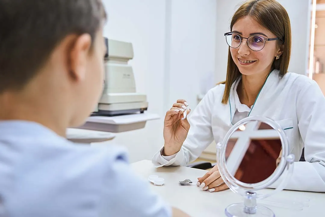 Technik optyk wykonujący okulary w pracowni