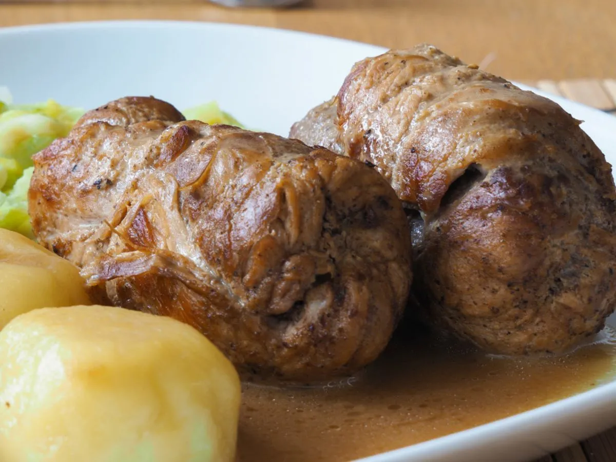 Rolada śląska w sosie z ziemniakami i kapustą. Pyszne danie, które warto znać, choć rolada śląska kcal może być spora.