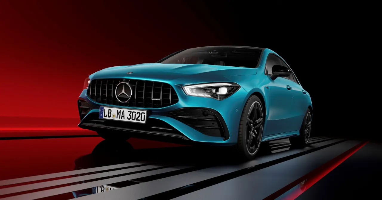 Turkusowy Mercedes-Benz CLA Coupe z czarnym grillem i felgami, prezentowany na tle czerwono-czarnej sceny z refleksami.