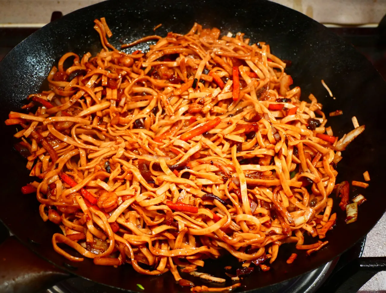 Makaron chow mein zrobiony z pszenicy, z dodatkiem warzyw i krewetek, duszony w sosie.