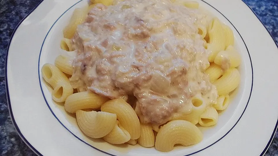 Cremige Thunfisch-Sahne-Pasta in einer Sch&uuml;ssel