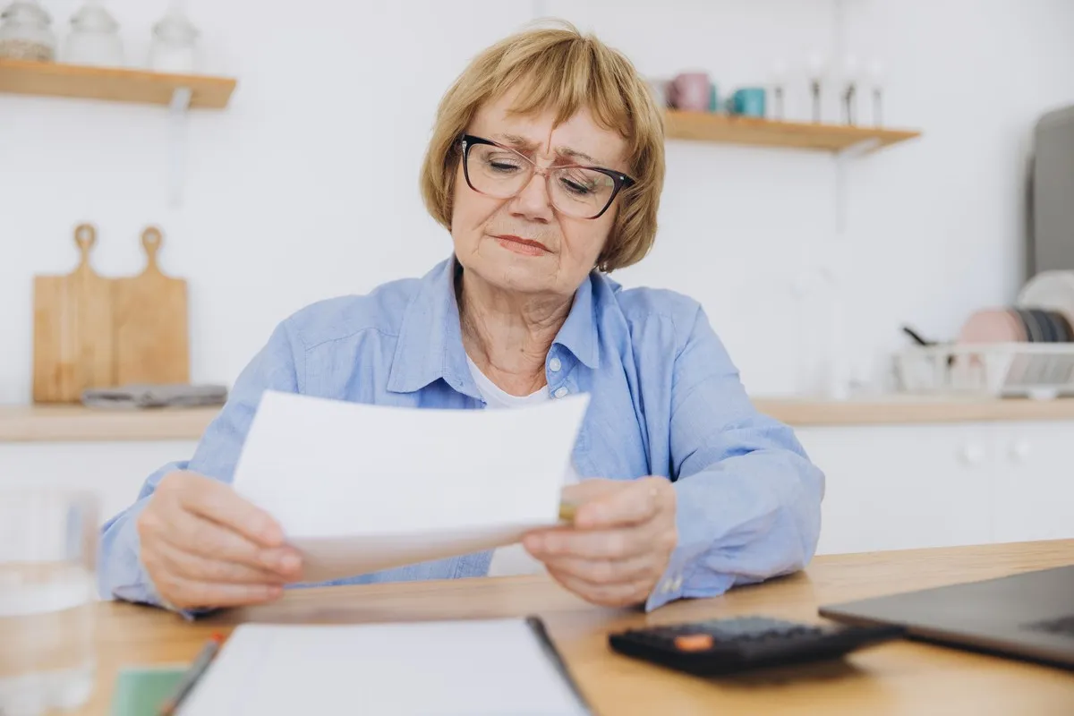 kobieta w urzędzie ZUS, dokumenty, emerytura