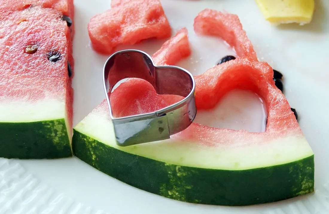 kreatywne podanie arbuza na st&oacute;ł