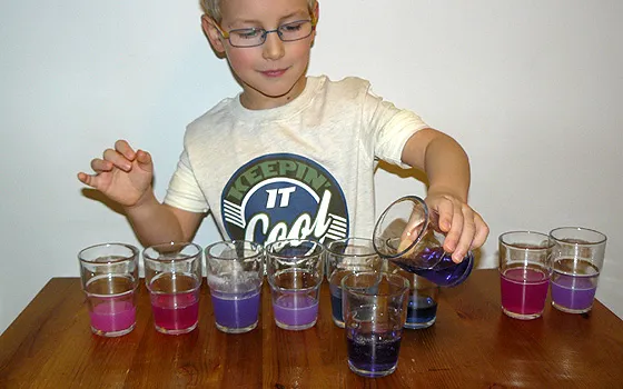 dziecko robiące wskaźnik pH z czerwonej kapusty