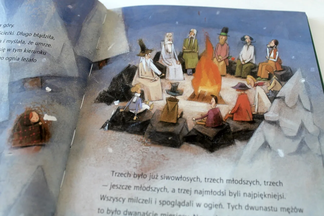 Ilustracja do baśni o 12 miesiącach. Dwunastu mężczyzn siedzi wok&oacute;ł ogniska. Na pierwszym planie dziewczynka w kocyku.