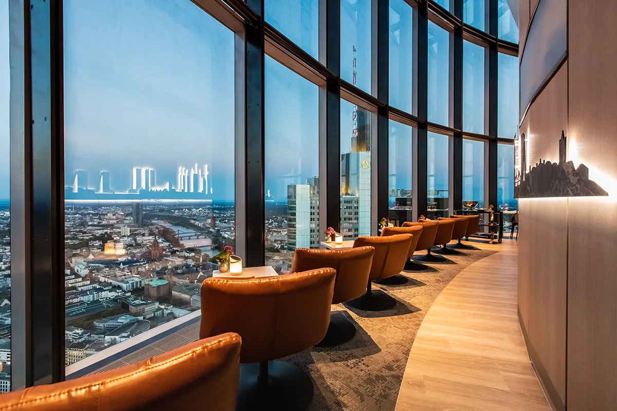 Frankfurter Skyline und lebendige Gastronomieszene