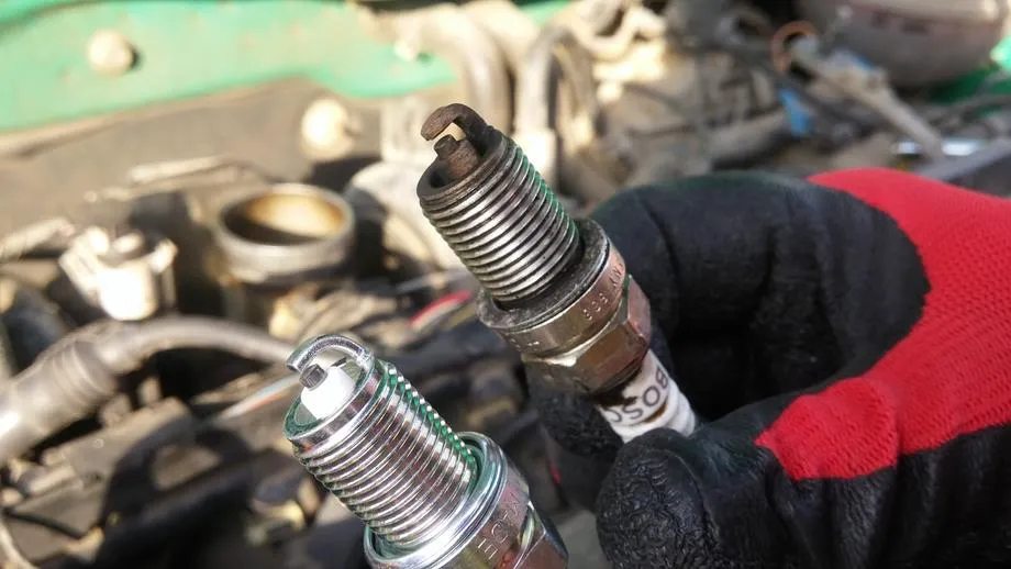 zużyta świeca zapłonowa vs nowa