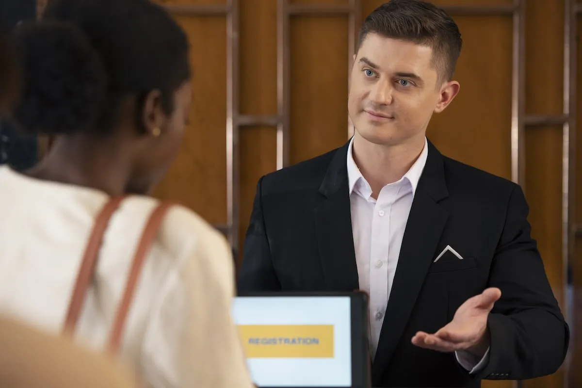 Ludzie rozmawiający w common roomie hostelu