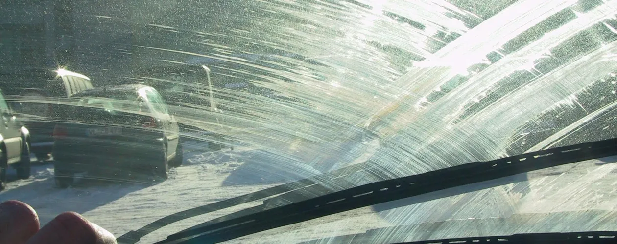 zniszczone pęknięte pióro wycieraczki samochodowej