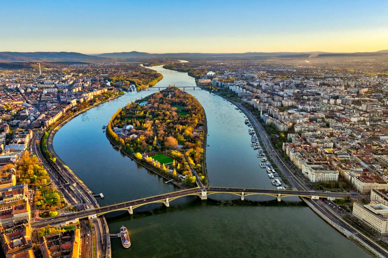 Budapeszt z lotu ptaka, z wyspą Małgorzaty i Dunajem. Węgry najpiękniejsze miejsca w jesiennym słońcu.