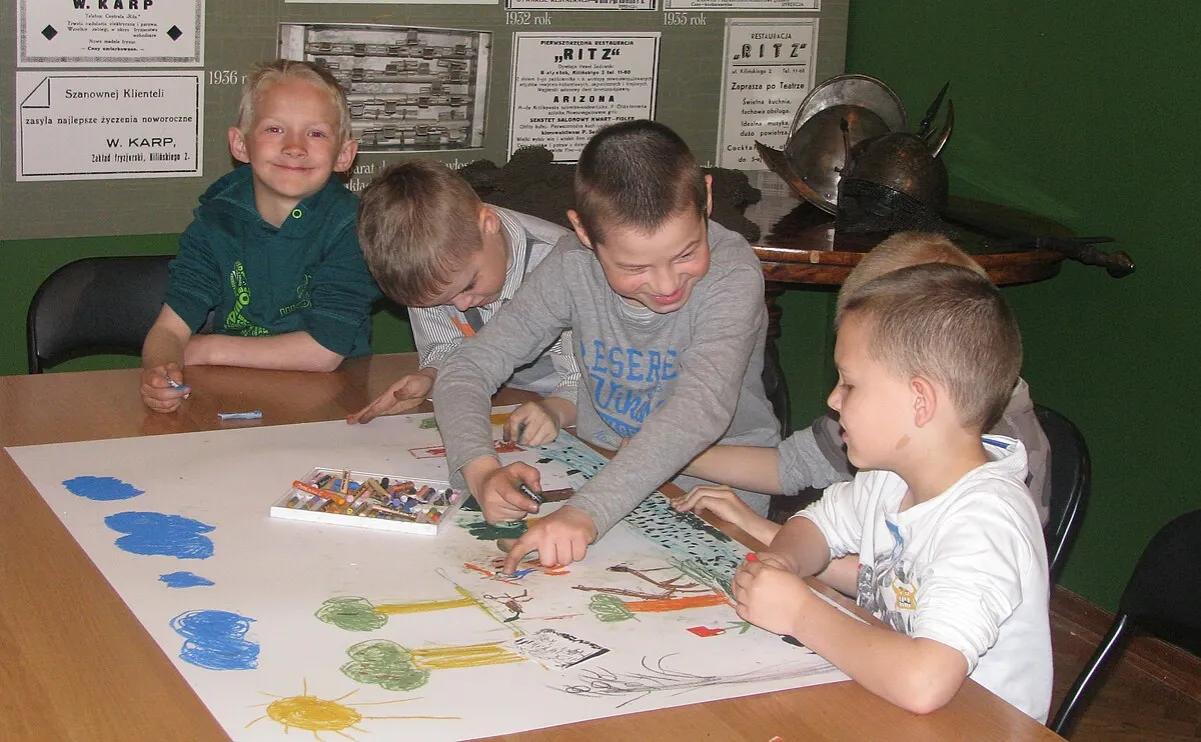 Dzieci na zajęciach plastycznych w muzeum