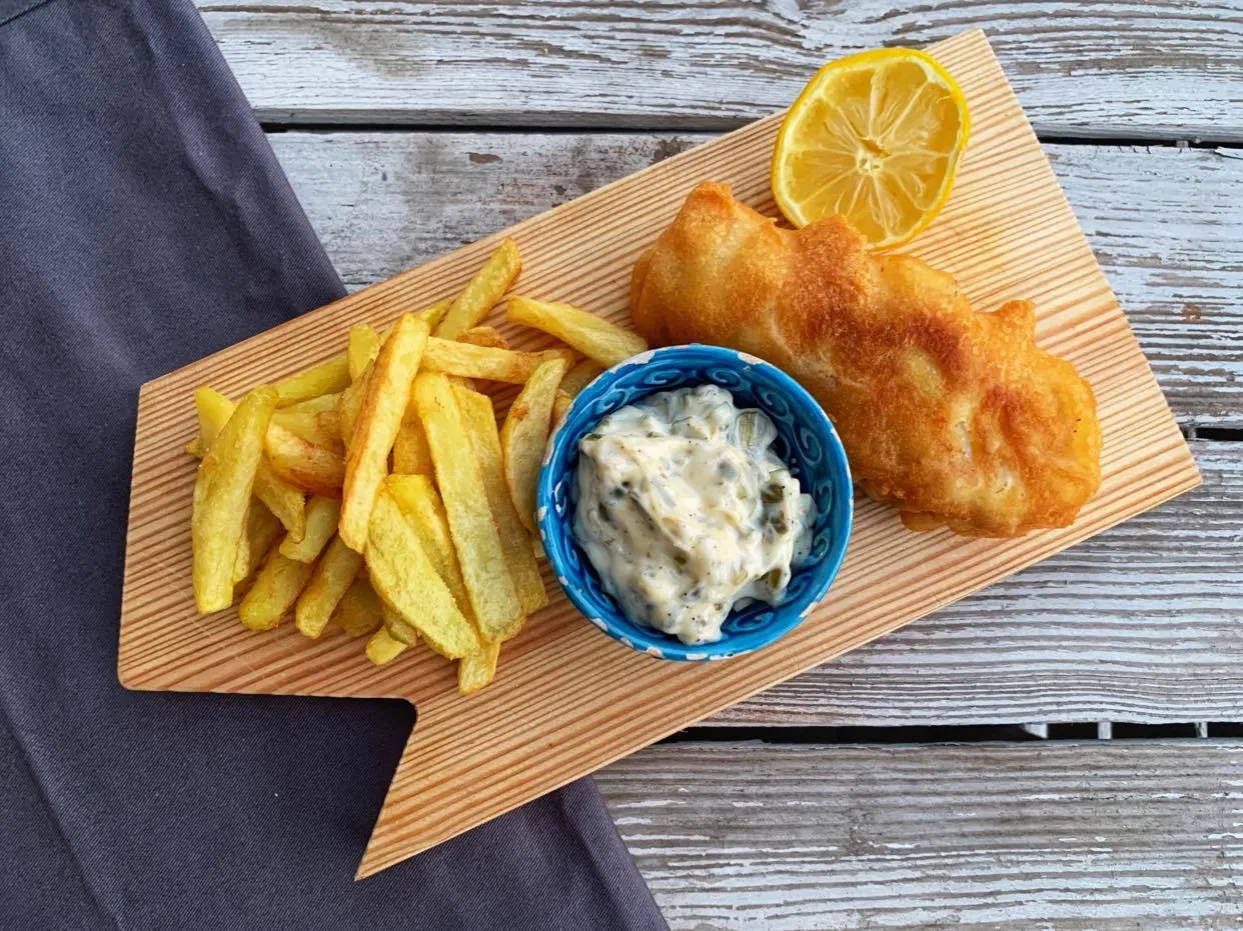 Frytki z r&oacute;żnymi sosami i dodatkami