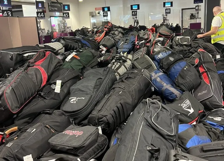 &eacute;quipement de golf ou de ski dans une housse de transport &agrave; l'a&eacute;roport