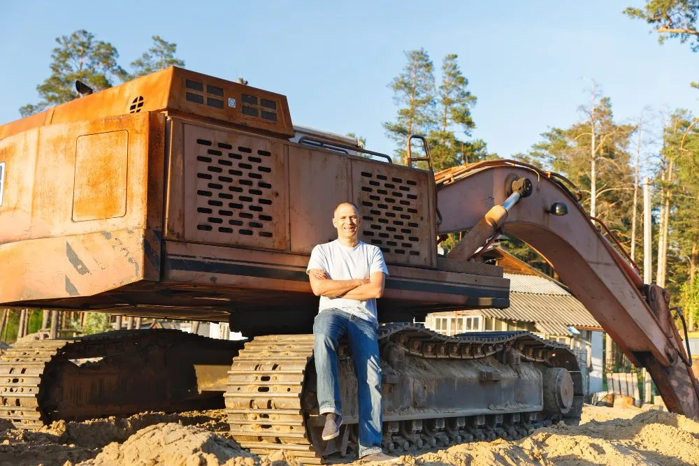 operator koparki w pracy, różne typy koparek