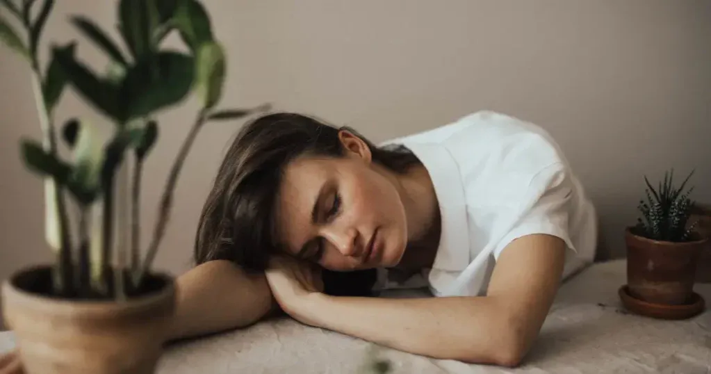 Frau m&uuml;de am Schreibtisch, Herbst, Winter, Vitamin D Mangel