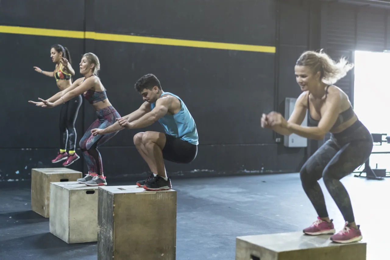 ludzie trenujący crossfit w boxie