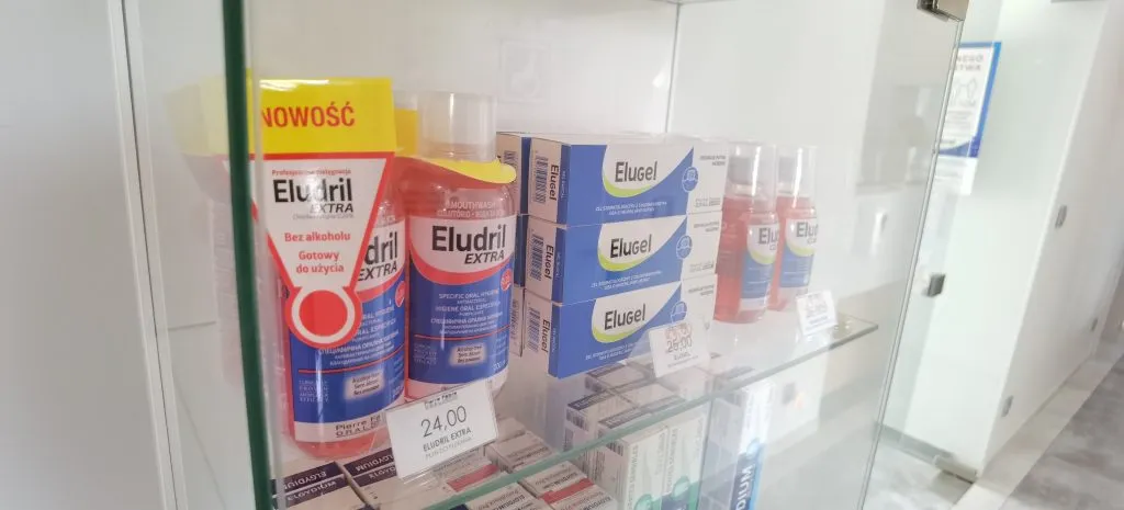 Płyn do płukania ust bez alkoholu vs z alkoholem por&oacute;wnanie