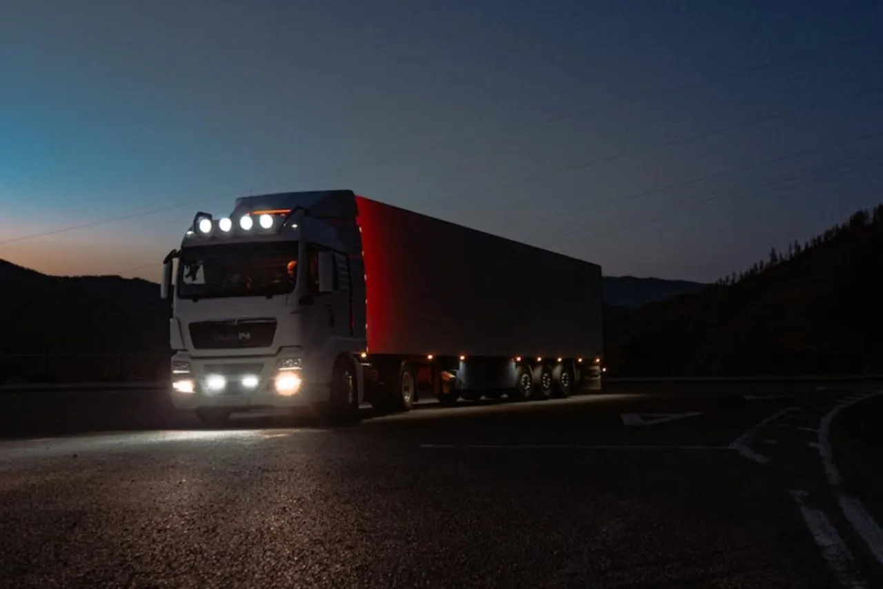 Ciężar&oacute;wka z naczepą jedzie nocą. Zastanawiasz się, ile zarabia kierowca tira w USA?