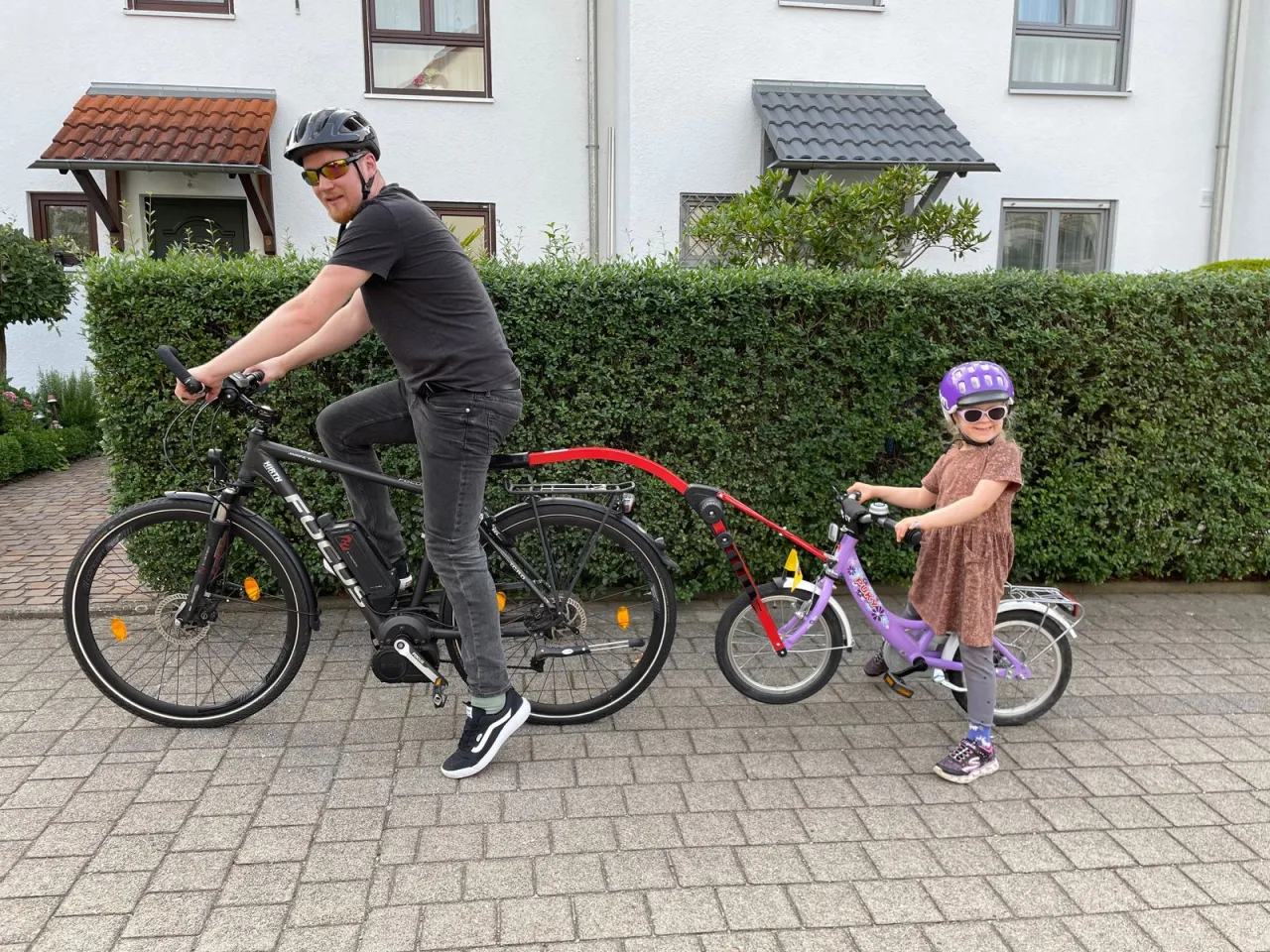Kind auf zu großem Fahrrad