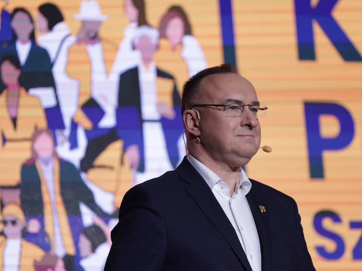 Michał Kobosko w garniturze, z mikrofonem, na tle tłumu. Czy to ukryte przyczyny odejścia Michała Kobosko z koalicji i oskarżenia o dyktaturę?
